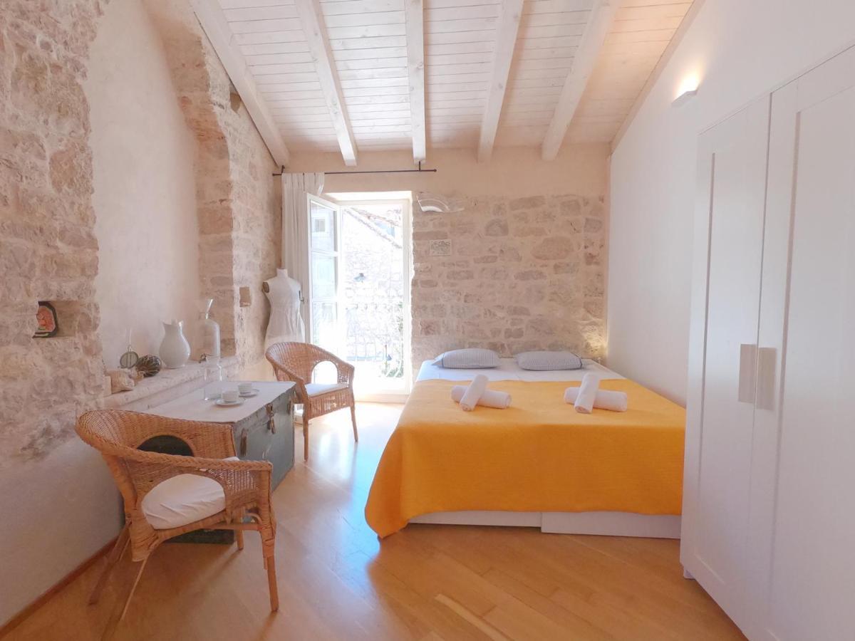Historic Piazza House & Romantic Hidden Garden Hvar Town Exterior photo